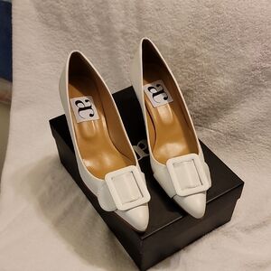 Chic White Women's Heels with Buckle Detail 10m.